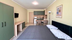 A bed or beds in a room at Evi Apartments 2