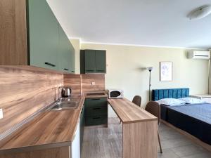 A bed or beds in a room at Evi Apartments 2
