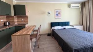 A bed or beds in a room at Evi Apartments 2