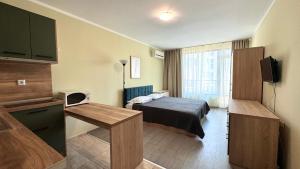 A bed or beds in a room at Evi Apartments 2