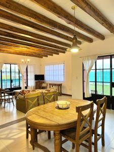 Μια τηλεόραση ή/και κέντρο ψυχαγωγίας στο Un hogar al pie de la montaña