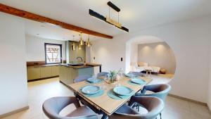 a kitchen and dining room with a table and chairs at Mon petit chez soi en Alsace in Rountzenheim