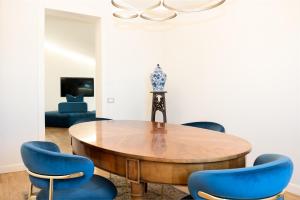 佩鲁贾Scappo in Umbria, L'attico del corso的一间带木桌和蓝色椅子的用餐室 更多18张照片