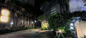 Taman di luar Shantis Motel