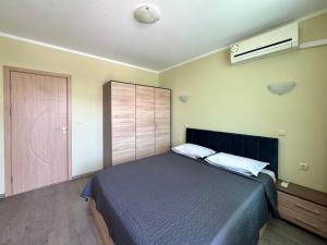 A bed or beds in a room at Evi Apartments 2