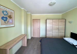 A bed or beds in a room at Evi Apartments 2