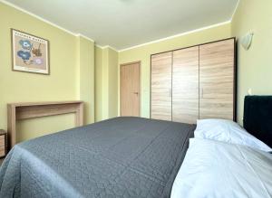 A bed or beds in a room at Evi Apartments 2