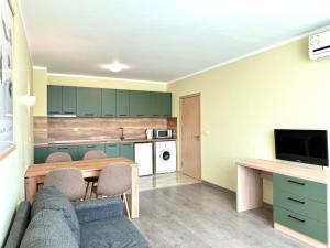 A kitchen or kitchenette at Evi Apartments 2