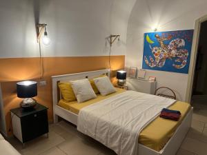 Postel nebo postele na pokoji v ubytování Casa di Flora Tipico Bari