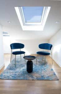 佩鲁贾Scappo in Umbria, L'attico del corso的天窗客房的两把椅子和一张桌子