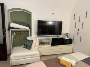 TV a/nebo společenská místnost v ubytování Casa di Flora Tipico Bari