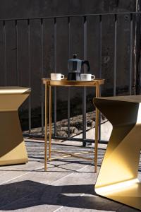 佩鲁贾Scappo in Umbria, L'attico del corso的上面有咖啡壶的桌子