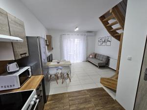 Kuchnia lub aneks kuchenny w obiekcie Baltichouse Podczele- domki wakacyjne blisko morza !!! sauna, jacuzzi,grill plac zabaw