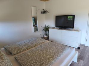 Postel nebo postele na pokoji v ubytování Ferienwohnung Bergzauber Schwarzwald + 16 fotografií