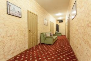 モスクワにあるレトロ モスクワ ホテル オン アルバートの赤い絨毯が敷かれた廊下