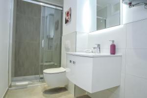 Koupelna v ubytování Tomana B + 37 fotografií