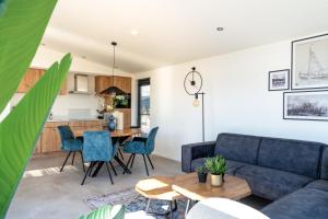 a living room with a couch and a table at Enkhuizer Strand Chalet Suydersee Huys Nr 462 in Enkhuizen