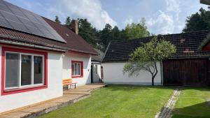 Vonkajšia záhrada v ubytovaní Cosy Country House U Faflika with Sauna and 2 bathrooms