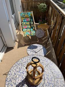 un patio con tavolo e sedie su un balcone di Superbe appartement à 5min du centre-ville a Dinan 1 altra foto