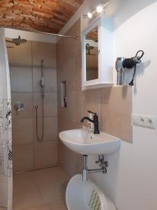 Koupelna v ubytování Apartment am Vierkanthof im Thermenland