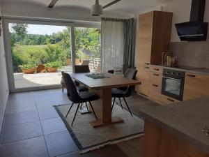 Kuchyň nebo kuchyňský kout v ubytování Apartment am Vierkanthof im Thermenland