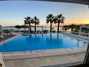 una grande piscina con palme e l'oceano di cunda panorama otel a Ayvalık Altre 33 foto