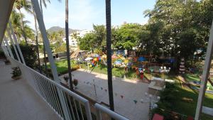 アカプルコにあるhotel sandsの遊び場のある遊園地の景色