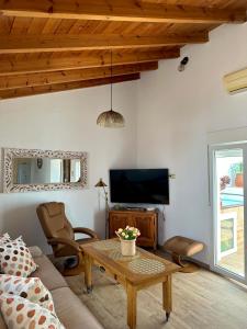 Μια τηλεόραση ή/και κέντρο ψυχαγωγίας στο CASA NOAH +18 φωτογραφίες