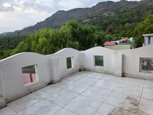 ein Blick vom Dach eines Hauses in der Unterkunft VilleFortune 3BHK Cottage In Nainital in Bhīm Tāl
