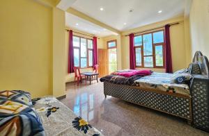 Ένα ή περισσότερα κρεβάτια σε δωμάτιο στο The RAHIL's Kalga +34 φωτογραφίες