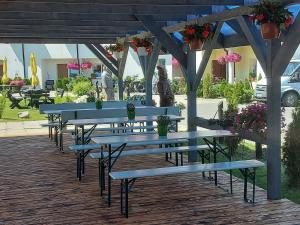 Restauracja lub miejsce do jedzenia w obiekcie Baltichouse Podczele- domki wakacyjne blisko morza !!! sauna, jacuzzi,grill plac zabaw