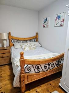 Postel nebo postele na pokoji v ubytování Enniscrone Guest Rooms