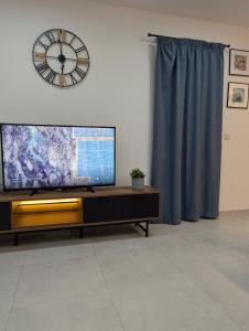 TV a/nebo společenská místnost v ubytování Endor Ground Floor Apartment with backyard and garage in Gozo