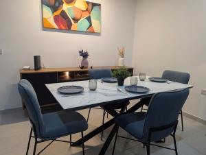 Posezení v ubytování Endor Ground Floor Apartment with backyard and garage in Gozo