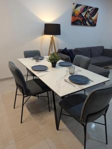 Posezení v ubytování Endor Ground Floor Apartment with backyard and garage in Gozo