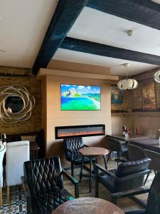 TV a/nebo společenská místnost v ubytování The Vale Hotel