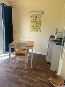 Η κουζίνα ή μικρή κουζίνα στο The Haven garden room +2 φωτογραφίες