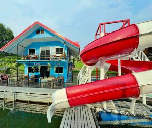 a water slide in front of a house at แพในฝัน รีสอร์ท in Ban Tha Thong Mon