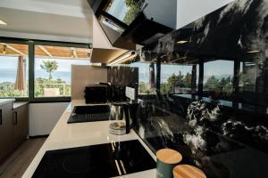 Η κουζίνα ή μικρή κουζίνα στο Villa Eftihia +14 φωτογραφίες
