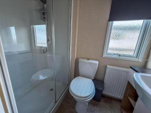 ローストフトにある6 Berth Luxury Caravan With Full Sea Views At Azure Seas In Suffolk Ref 32069Azのトイレ、シャワー、洗面台を備えたバスルーム +12枚の写真