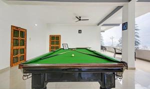 - Sala de estar con mesa de billar en Uno prime kasol, en Kasol