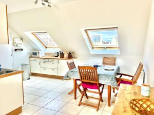 a kitchen and dining room with a table and chairs at Étel - Appart. 3 pièces, terrasse, animaux admis, parking sécurisé - FR-1-479-226 in Étel