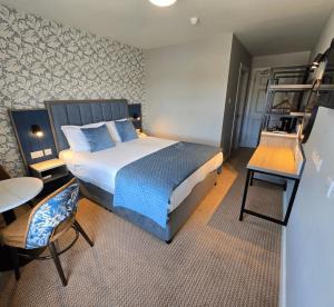 Postel nebo postele na pokoji v ubytování Ballyliffin Hotel + 36 fotografií
