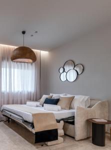 Un dormitorio con una cama grande y un sofá. en Ellan Luxury Living , By Idealstay Experience, en Heraclión