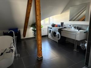 a bathroom with a washing machine and a sink at Wunderschöne Wohnung in Erftstadt-Liblar 15 Minuten bis zum Phantasialand! in Erftstadt