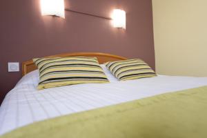 Postel nebo postele na pokoji v ubytování Hotel Cheval De Bronze