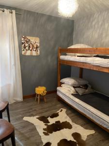 En eller flere senge i et værelse på Le petit Repaire