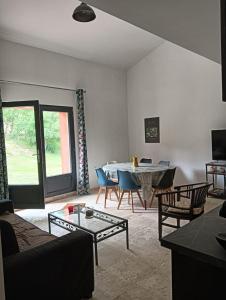 Televízia a/alebo spoločenská miestnosť v ubytovaní Domaine Bastide Blanche