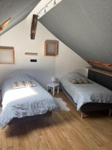 Postel nebo postele na pokoji v ubytování Froissart Loft et Studio