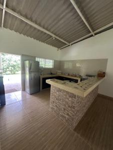 eine Küche mit Steintheke und Kühlschrank in der Unterkunft Los Atardeceres in Manaure